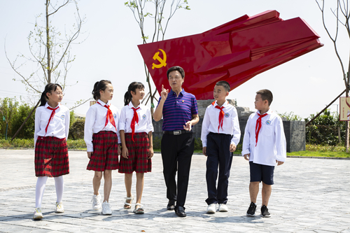 7、退休不褪色 丹心育栋梁_副本.jpg