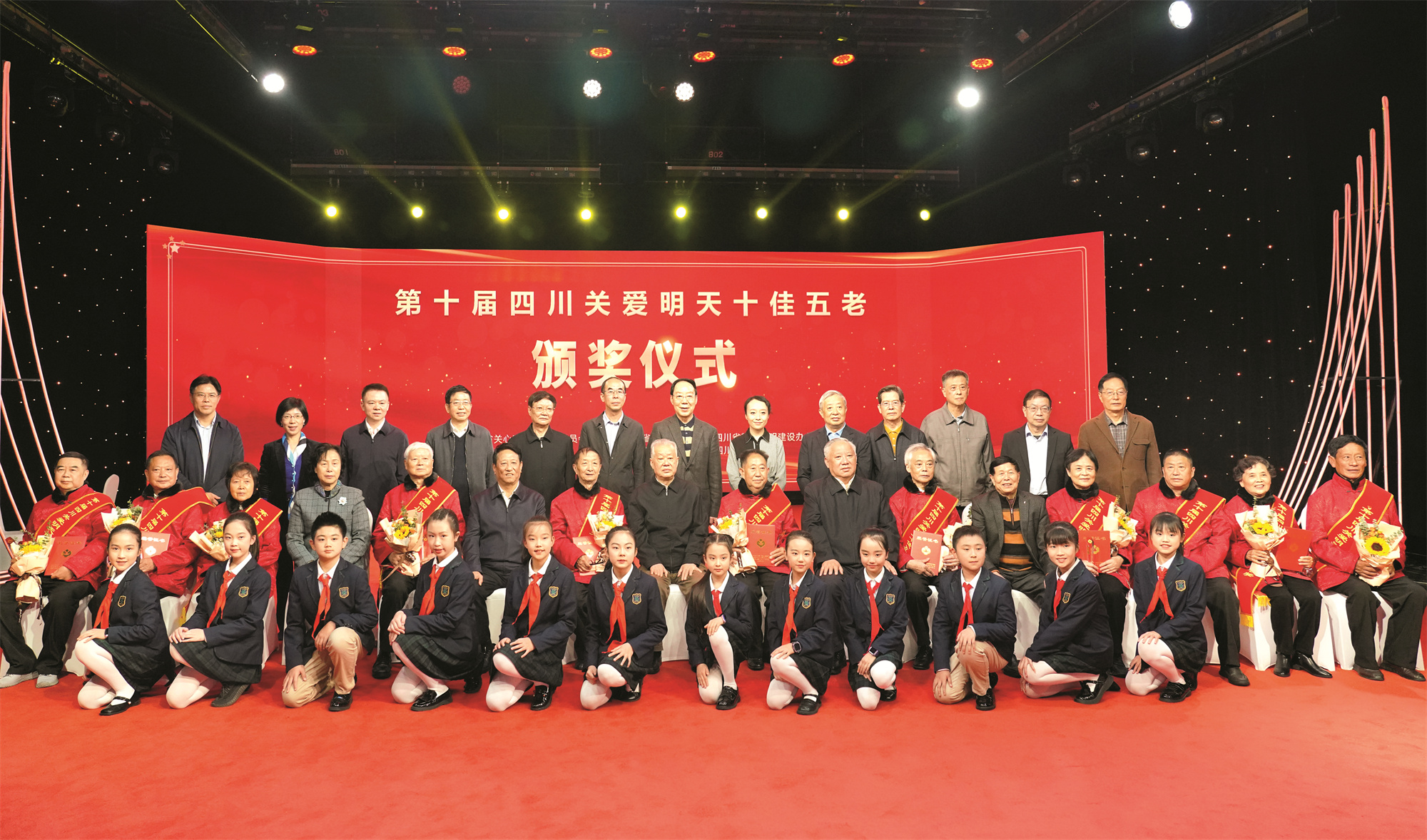 1672206936647634.jpg 提名奖合影.jpg