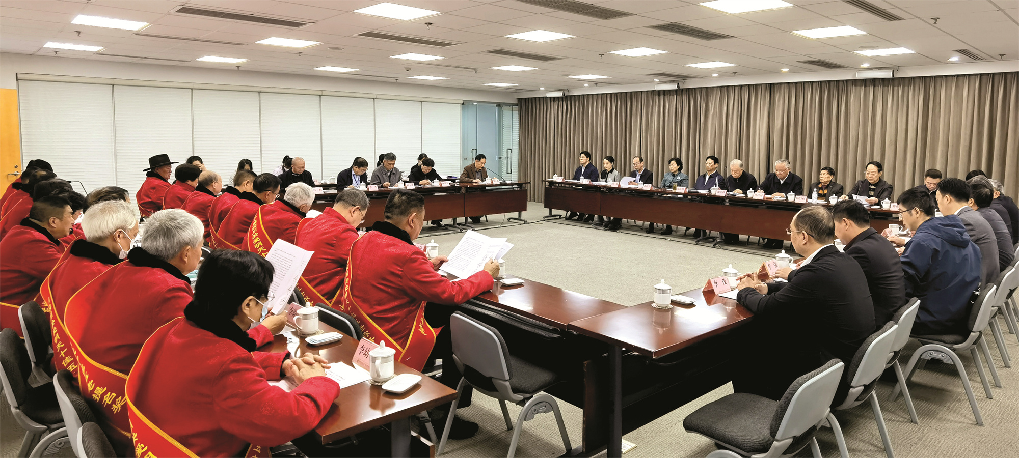 1672207033775542.jpg 座谈会.jpg