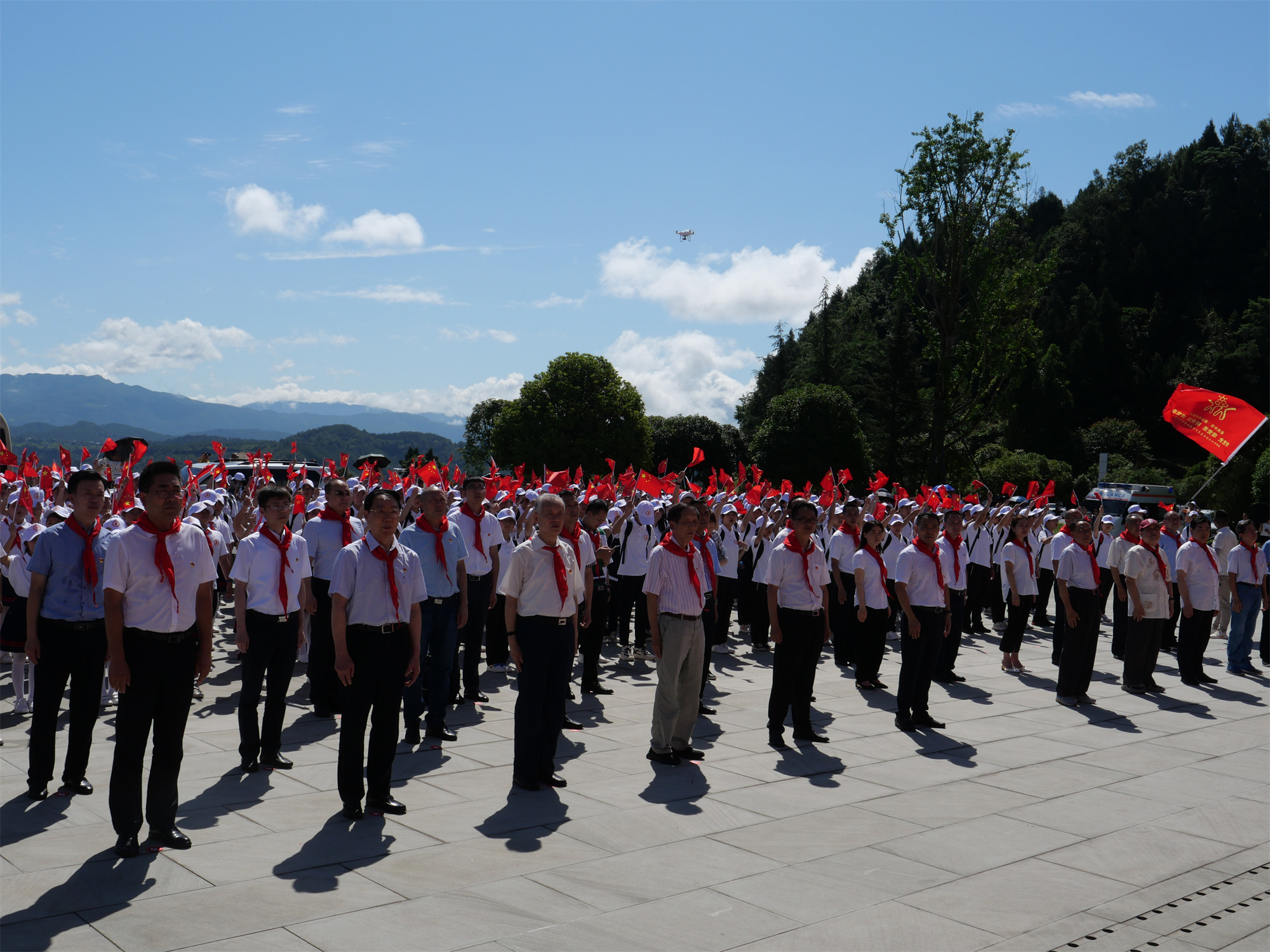 参加活动的领导和营员们在仪式现场唱响《没有共产党就没有新中国》，（有没唱歌的照片？）.jpg