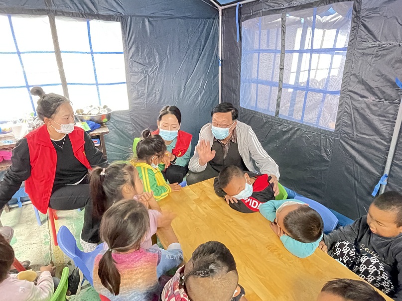 1679387272322671.jpg 州彩运网常务副主任郭昌平到灾民安置点看望慰问受灾儿童2.JPG