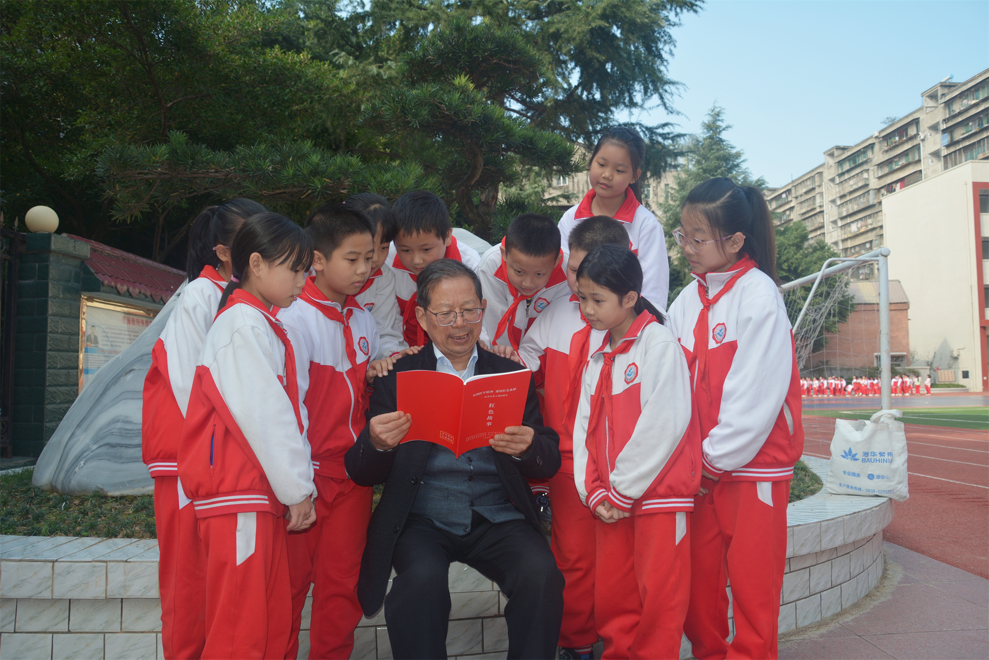 5黄元龙 2023年10月10日，苍溪县彩运网执行主任黄元龙深入苍溪县陵江镇红军小学给少先队员们讲红色故事。摄影者：苍溪县彩运网办公室陈小芸.jpg