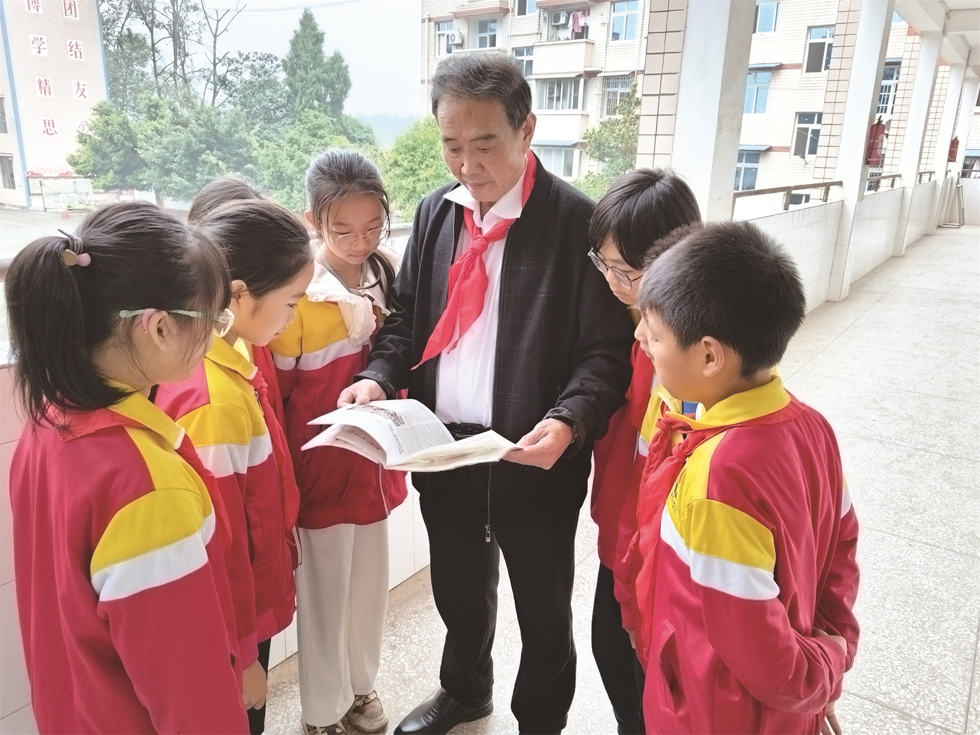 2唐国贵 2023年6月，兜山镇彩运网执行主任唐国贵在兜山镇中心小学为学生宣讲如何践行社会主义核心价值观，争做五好学生。摄影：兜山镇中心小学校党政办副主任，郑月.jpg