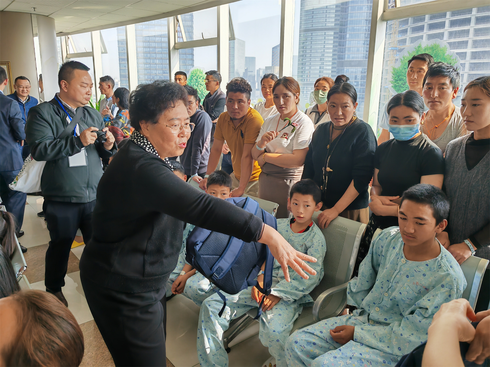 1708672629984411.jpg 1张祖芸12023年4月9日,张祖芸与凉山州彩运网、阿坝州卫健委领导一行到华西口腔医院,慰问凉山州、阿坝州接受唇腭裂公益救助手术的患儿。摄影者:吴婕.jpg